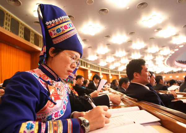 Photo: NPC deputies concentrate on work report