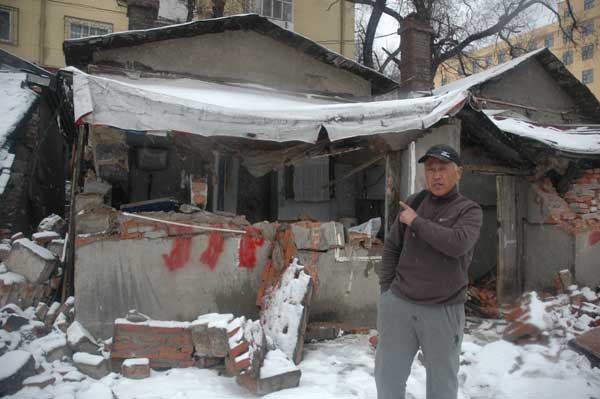 Police grab 8 for smashing homes