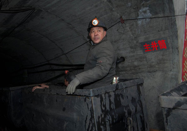 12 Chinese still trapped in mine