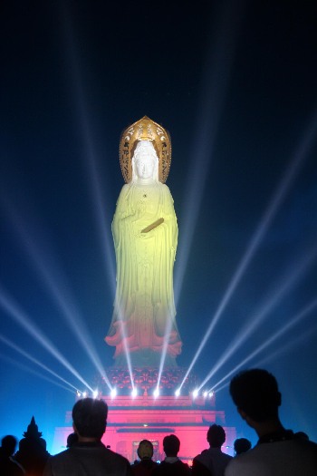 China's obsession over giant statues