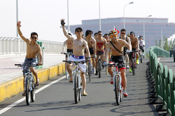 Nude bike event to promote green energy