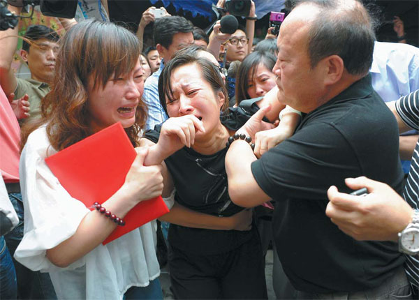 Emotional farewell to hero bus driver in E China