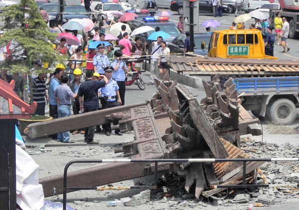 Arch collapse kills 2 in Hangzhou