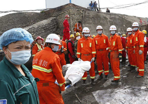 Coal mine cable car plunges, killing 20