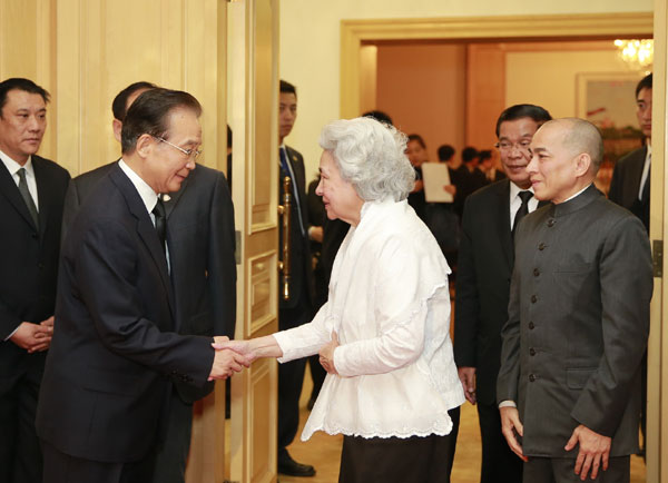 Wen visits Cambodian royals for condolence