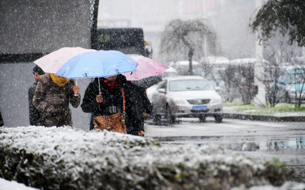 Highways closed as snowstorms hit NE China