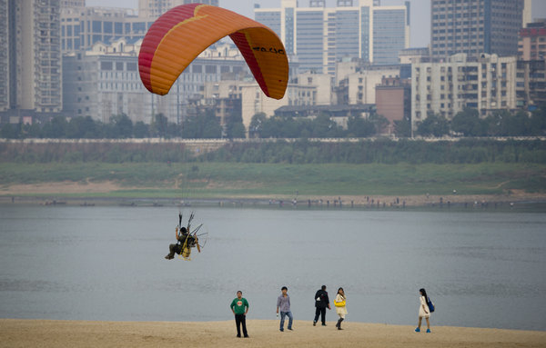 Worker beats traffic by paragliding to work