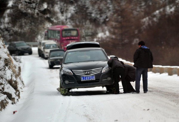 Snow brings traffic misery