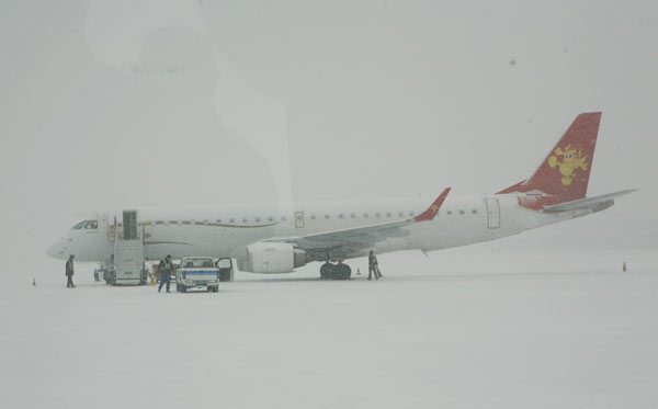 Snowstorm disrupts air traffic, affects 12,000 in NW China