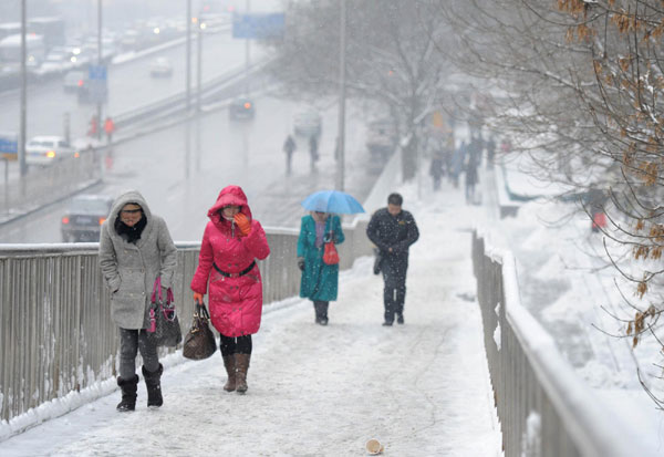 Snow in Beijing affects traffic