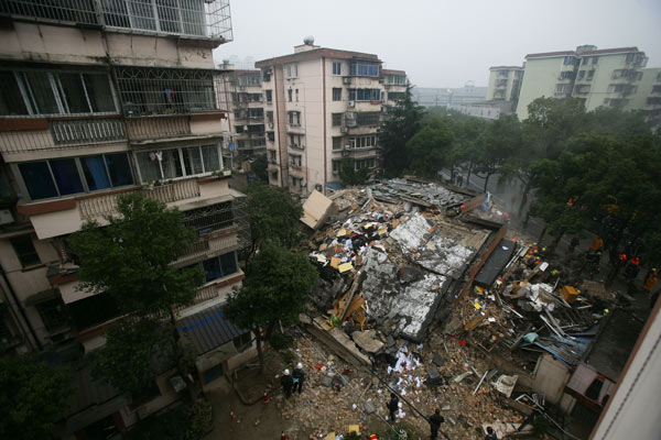 Building collapses in E China, killing 1