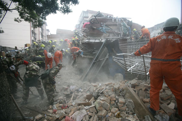 Building collapses in E China, killing 1