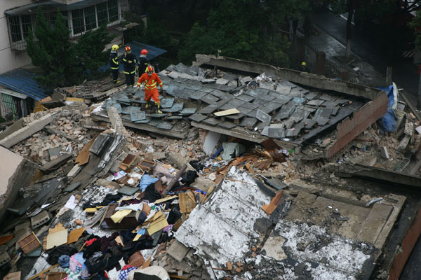 Building collapses in E China, killing 1