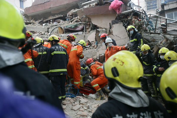 Building collapses in E China, killing 1