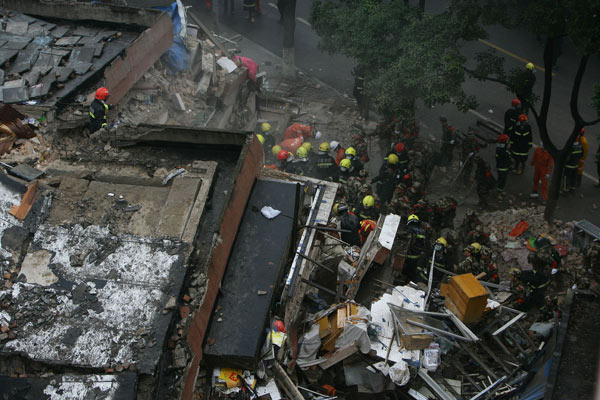 Building collapses in E China, killing 1