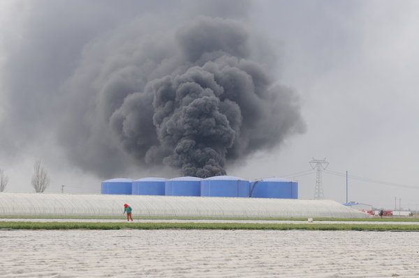 Oil tank blasts in E China, casualties unknown