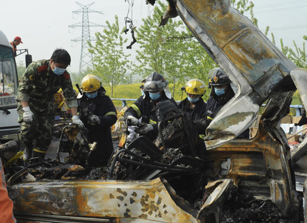 Expressway accident kills 8 in East China