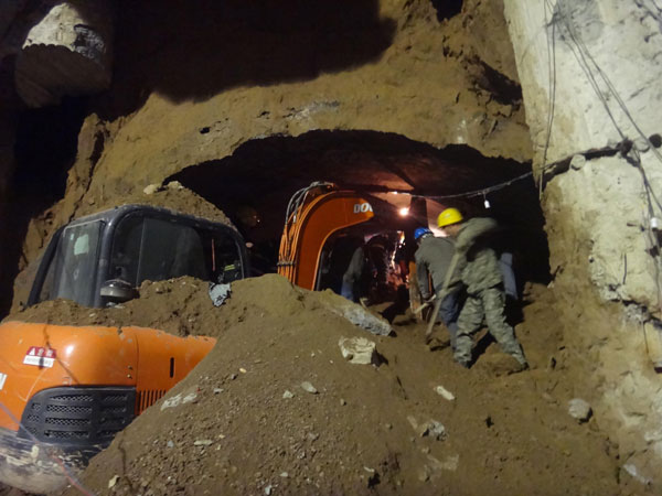 2 dead, 3 buried in NW China subway cave-in