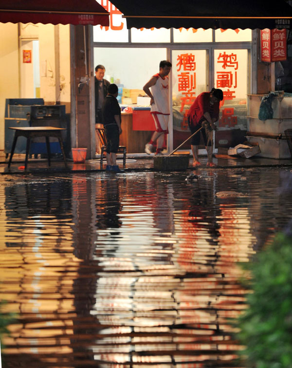 Rain unleashes traffic chaos in C China city