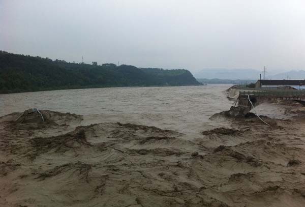 Pedestrians fall into river after bridge collapses