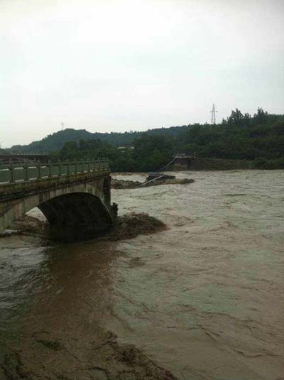 Pedestrians fall into river after bridge collapses