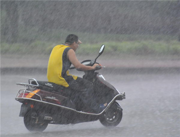 Red wave alert issued as Typhoon Utor nears