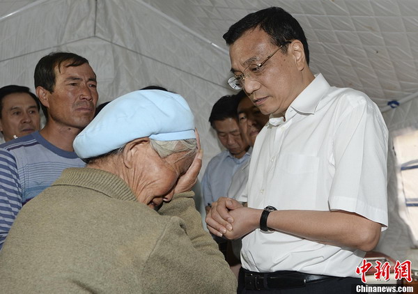 Premier Li visits NW China village after quake