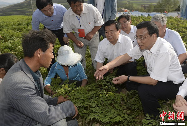 Premier Li visits NW China village after quake