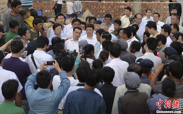 Premier Li visits NW China village after quake