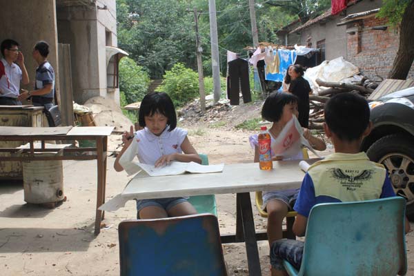 Treat for left-behind children in summer holidays