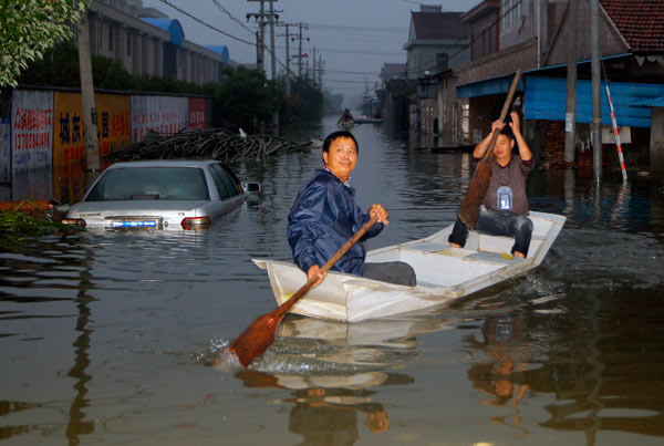 Floodwaters hamper relief efforts