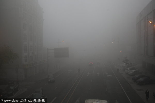 Smog closes schools, highways in NE China