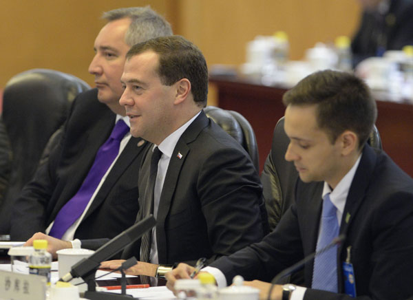 Li, Medvedev co-chair regular meeting