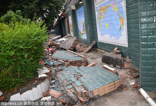 Wall collapse kills 3 students in Sichuan