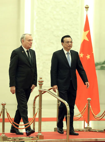 Premier Li holds talks with French counterpart