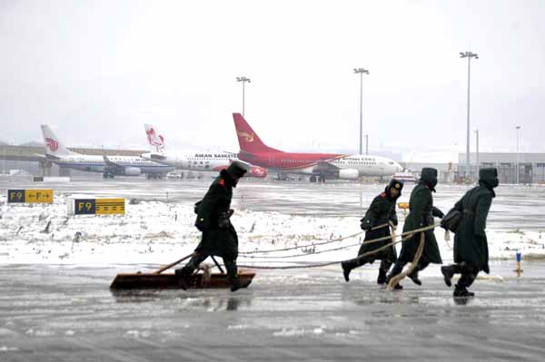 Snowstorms cause chaos for travelers in SW China