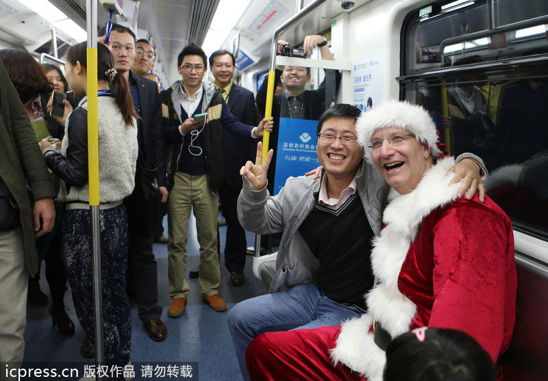 Santa brings holiday cheer to Shenzhen subway