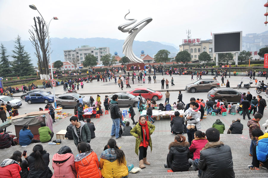 Dozens of homes fall in C China's 5.1 quake