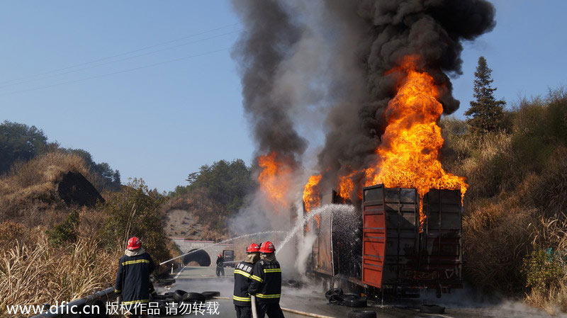 Truck fire engulfs highway in E China