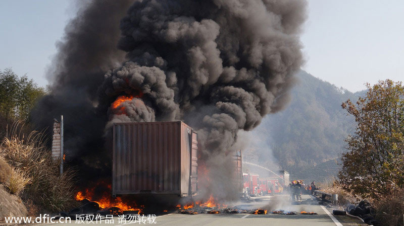 Truck fire engulfs highway in E China