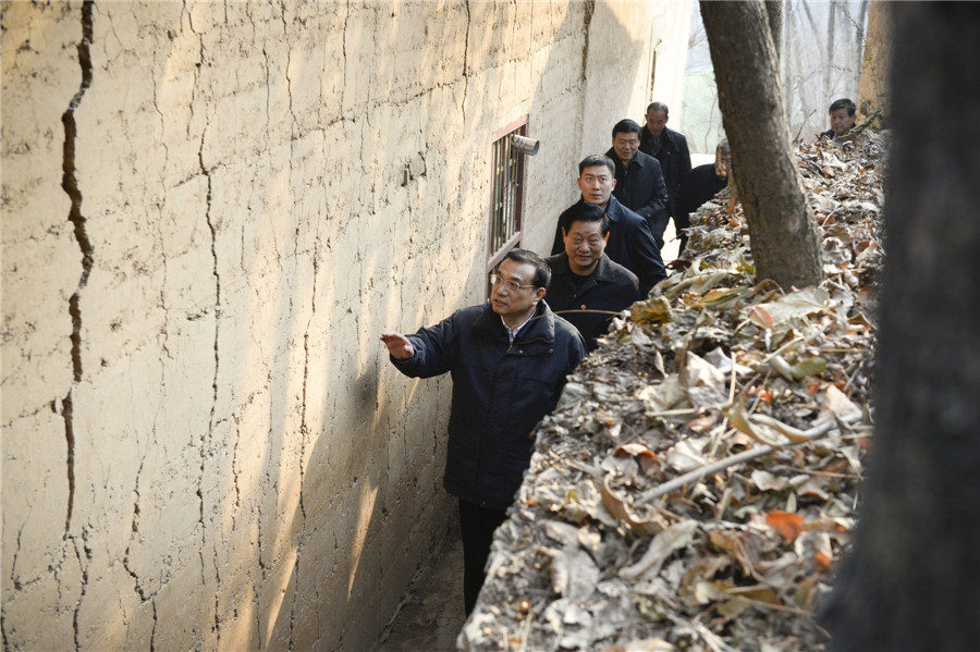 Li visits left-behind children in NW China