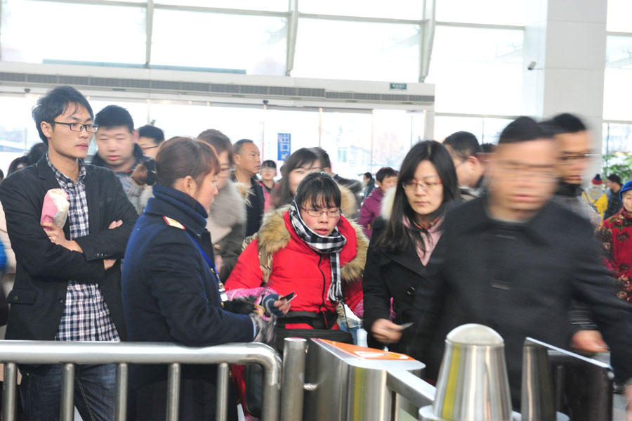 Traffic surges as Chinese return from holiday