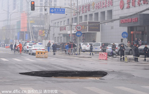 Huge hole appears in Beijing road