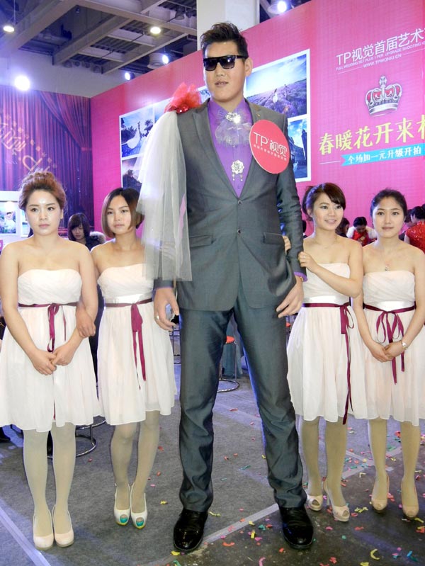 China's 2.38-meter man dwarfs crowd in Suzhou