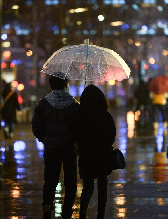 Beijing sees first rain this spring, lifts heavy air pollution alert