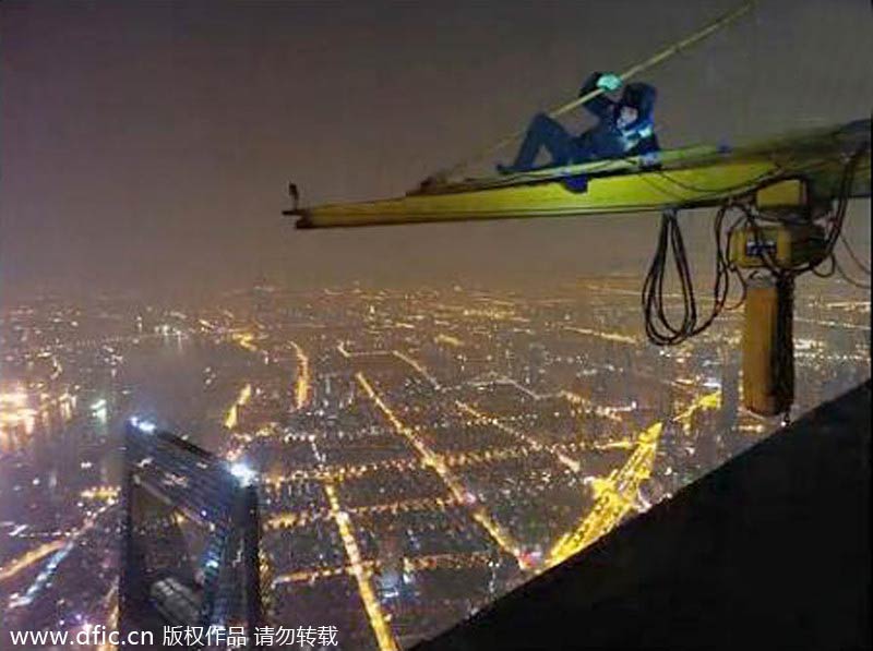 Chinese youth climb to top of Shanghai Tower