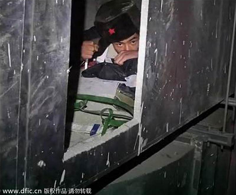 Chinese youth climb to top of Shanghai Tower