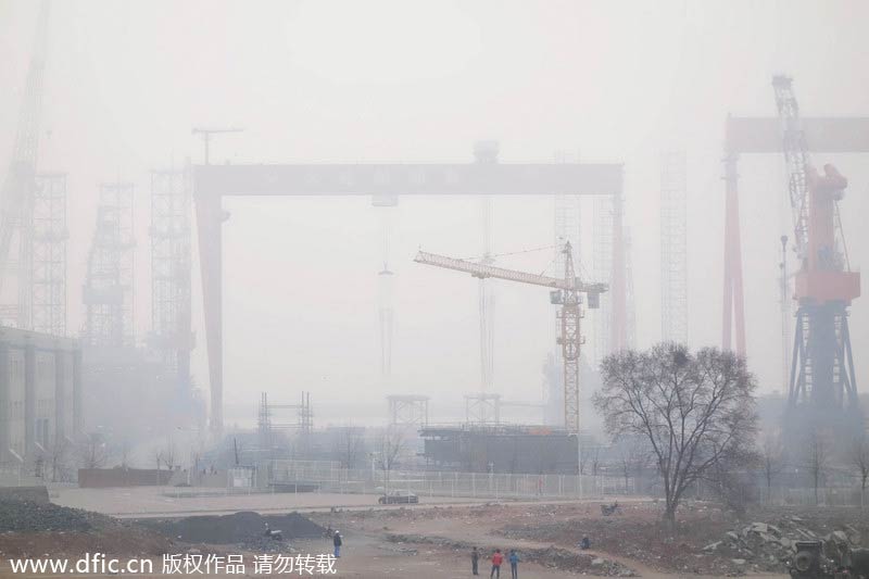 Dalian issues orange alert as smog worsens