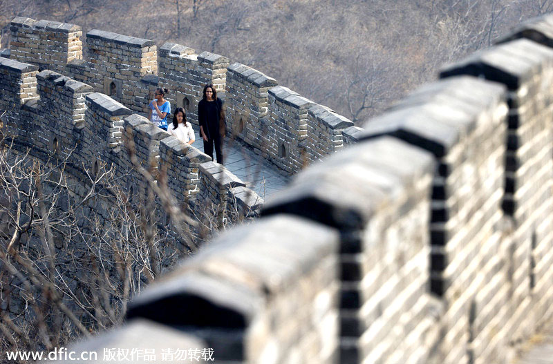 Obamas climb Great Wall after lunch of trout