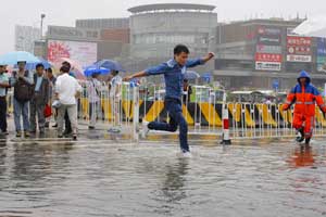 Rainstorm pounds S China